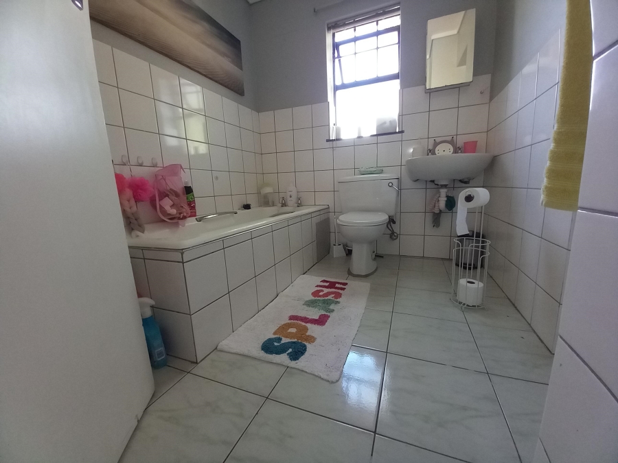 To Let 4 Bedroom Property for Rent in Rouxville Western Cape